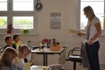 Susann Würker erklärt den Kindern den Ablauf